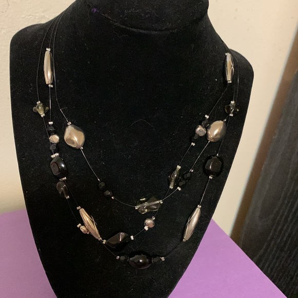 Beautiful necklace, jewelry, black and silver in colour, 16” - Picture 2 of 5